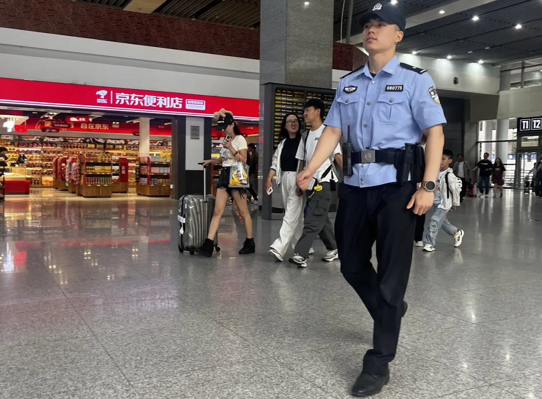 陕西省公安厅机场公安局警力下沉支援一线守护安全